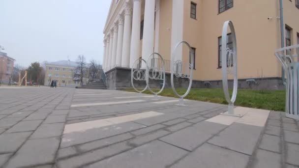Rámečky v blízkosti historického kulturního paláce se sloupy na náměstí — Stock video