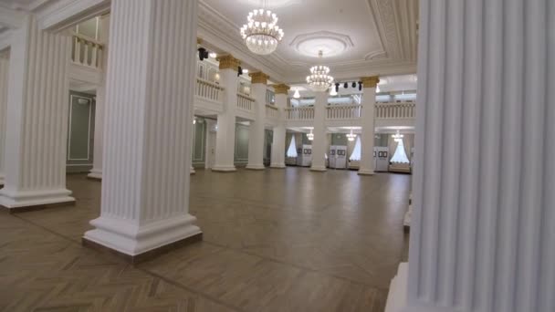 Διάδρομος θεάτρου με κίονες και κρυστάλλινους πολυελαίους — Αρχείο Βίντεο