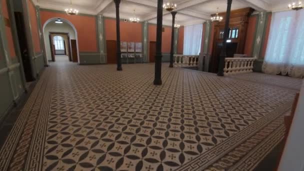 Vintage pasillo vacío con columnas piso de mosaico y puerta — Vídeos de Stock