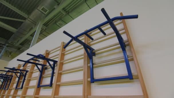 Chinning bars hangen aan wand gemonteerde klimrekken in de sportschool — Stockvideo