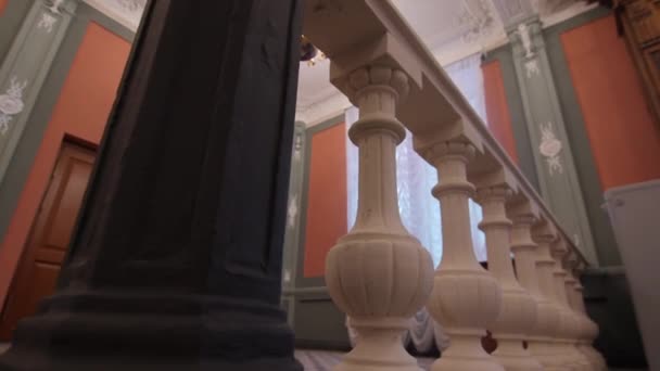 Eski binadaki korkuluklarda klasik beyaz balyaları — Stok video