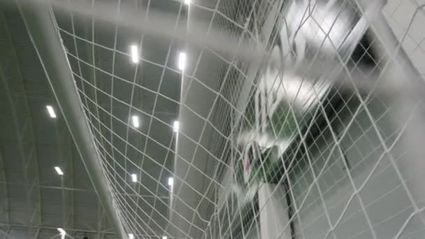 Nowa brama z białą siatką na arenie piłki nożnej w kompleksie sportowym — Wideo stockowe
