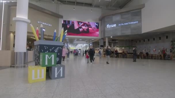 Café mit digitalem Bildschirm und Modegeschäfte in Einkaufszentrum — Stockvideo