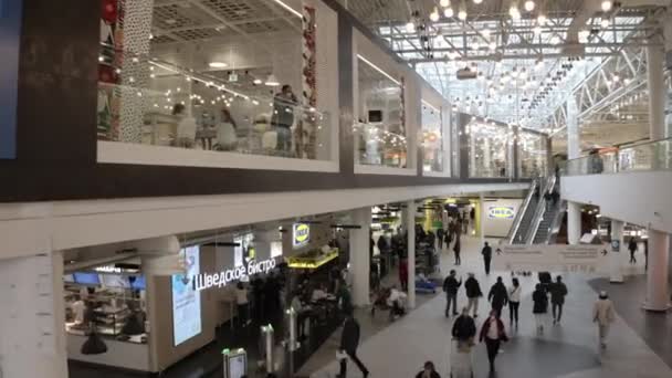 Посетители в украшенном коридоре торгового центра с кафе — стоковое видео