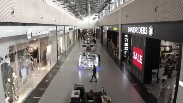 Проход с ларьками между витринами модных магазинов — стоковое видео