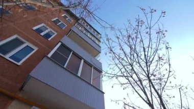 Balkonlu ve kırmızı yüzlü eski apartman.