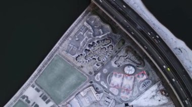 Spor etkinlikleri için arabalı köprü ve karlı park