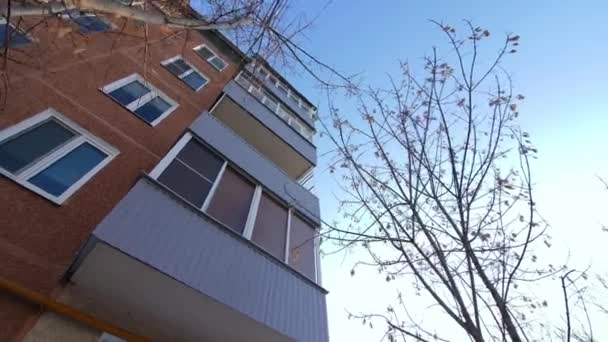 Antiguo edificio de apartamentos con balcones y fachada roja — Vídeo de stock