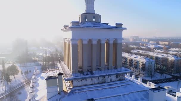 Torre com colunas e pináculo no telhado nevado do edifício velho — Vídeo de Stock