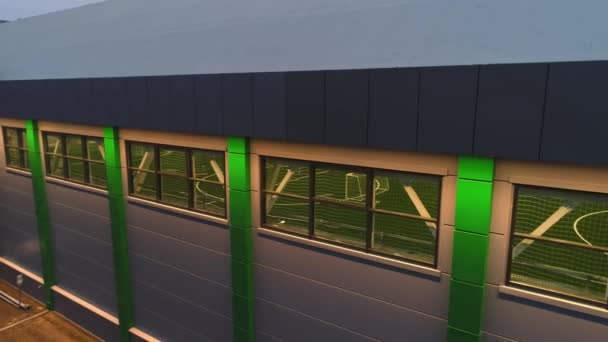 Pohled do vnitřního fotbalového hřiště přes okna sportovní arény — Stock video