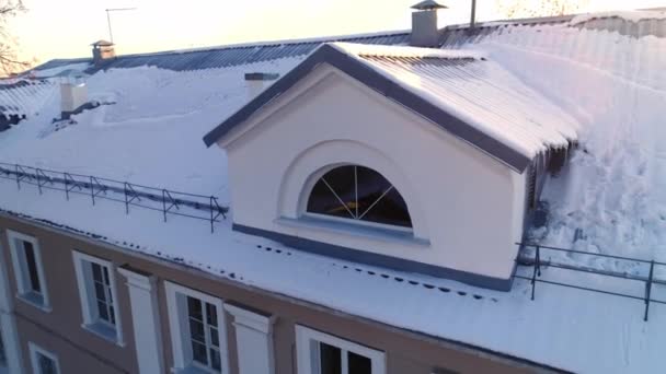 Mezzanin mit Bogenfenster auf schneebedecktem Dach des Altbaus — Stockvideo