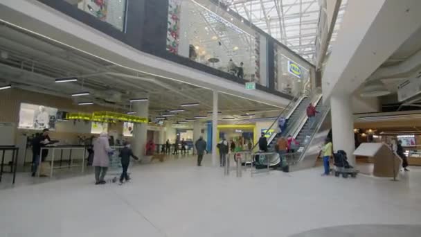 Rolltreppe befördert Besucher großer Einkaufszentren — Stockvideo