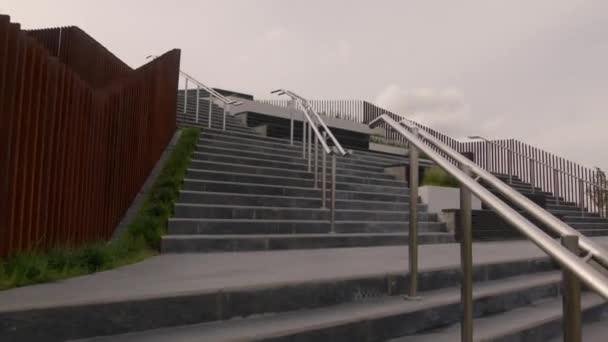Nagy, üres lépcsők korlátokkal a városban az esős napokon — Stock videók