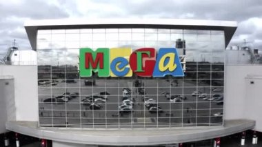 Ayna cephesinde büyük alışveriş ve eğlence merkezi logosu