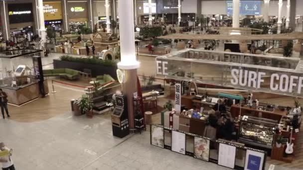 Foodcourt dengan kafe di lantai pusat perbelanjaan atas pandangan — Stok Video
