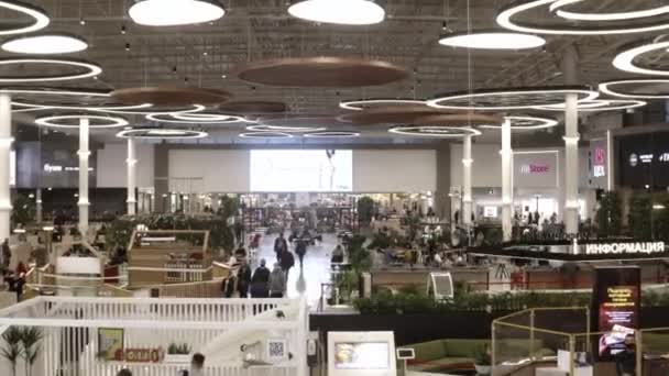 La gente camina a través de un gran patio de comidas en un centro comercial — Vídeos de Stock
