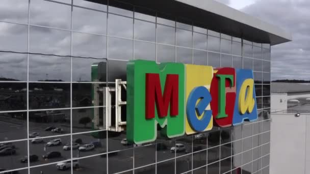 Lettere del logo del centro commerciale Mega sulla facciata a specchio — Video Stock