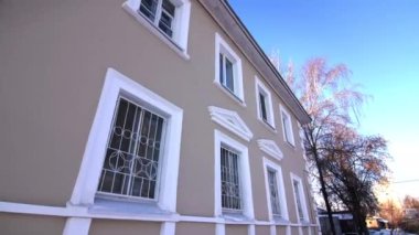 Kış mevsiminde dekorlu eski model bina hareketleri