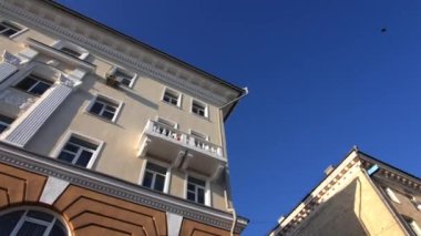 Sarı cepheli ve balkonlu klasik bina.
