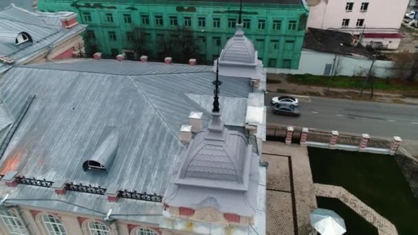 歴史的建造物の錫の屋根に尖塔を持つエレガントなドーム — ストック動画