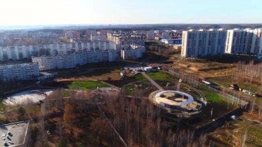 Çağdaş şehirde yuvarlak stadyum binası ve kahverengi çimenler