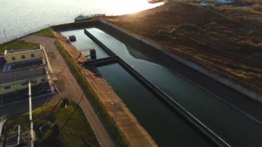 Lağım arıtma tesisinde kirli suyla dolu bir havza.