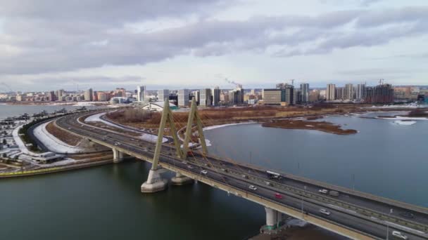 Puente fluvial de transporte con arco en forma de m y coches de conducción — Vídeos de Stock