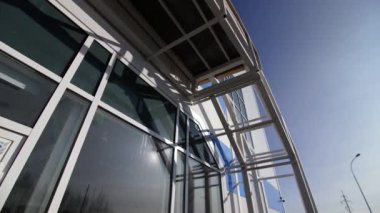 Çağdaş binanın siyah cam girişinde ceset var.