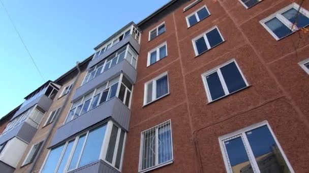 소련의 푸른 저녁 하늘 아래에 있는 아파트 건물 — 비디오