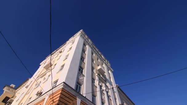 Κομψό κτίριο κλασικού στυλ με μπαλκόνι και λευκή διακόσμηση — Αρχείο Βίντεο