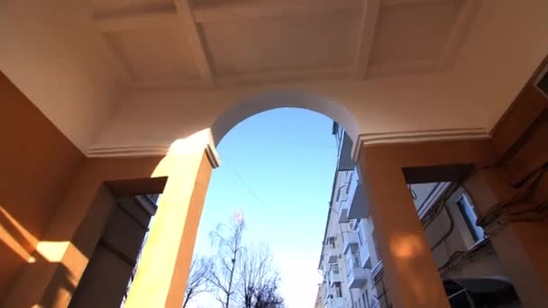 Elegante arco passarela entre edifícios de apartamentos antigos — Vídeo de Stock