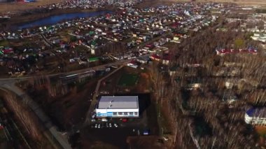 Şehir yakınlarında futbol sahası olan spor merkezi binası.