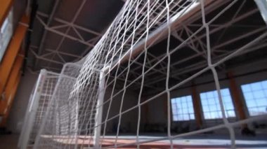 Spor okulunun spor salonunun penceresine yakın futbol kapıları.