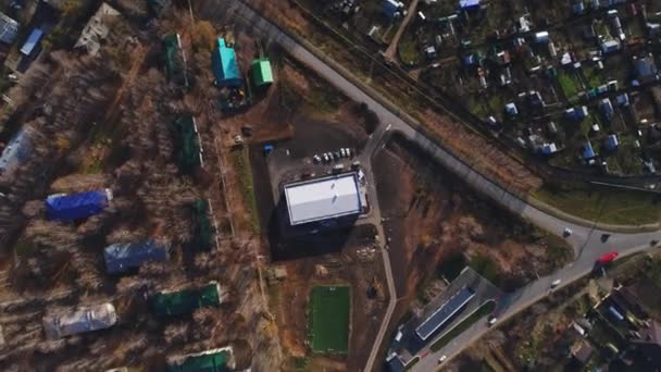 Biała hala sportowa budynku i boisko do piłki nożnej w mieście — Wideo stockowe