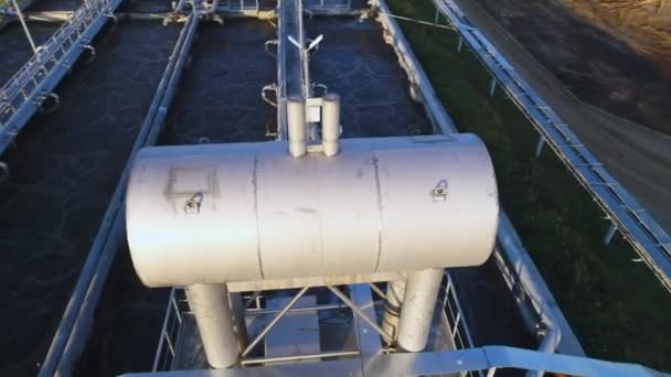 Schmutzwasser-Belüftung in Becken mit Tank und Brücke an Anlage — Stockvideo