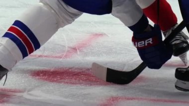 Hokey oyuncuları buz pistinde paten kaymak için kavga ederler.