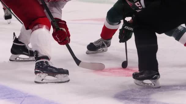 Судья бросает шайбу, чтобы начать хоккей на катке — стоковое видео
