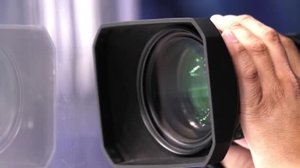 Cameraman works with equipment adjusting lens closeup — Stock Video