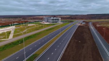 Spor merkezi ve yol kenti ve mimarisinin yanındaki park yeri.