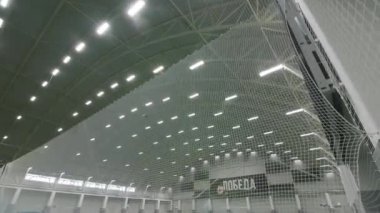 Büyük boş futbol sahası ve spor sahasında zafer.