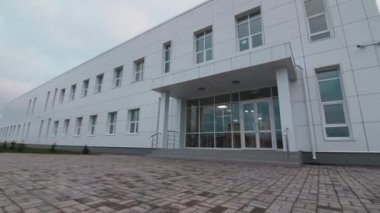 Şehir meydanındaki cam ofis girişine hareket