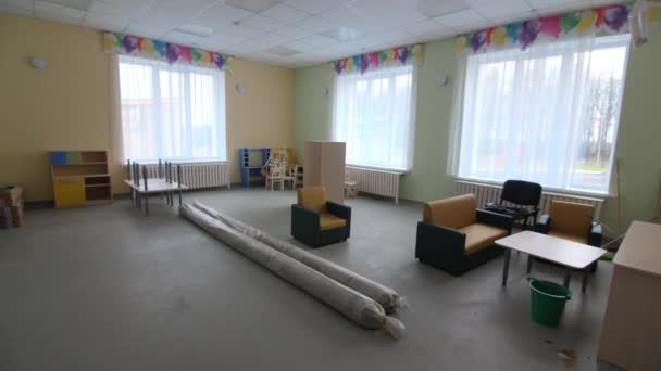 Speelzalen en fitnessruimte met apparatuur en meubilair in de kinderopvang — Stockvideo