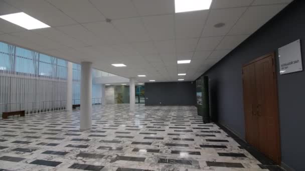 Empty foyer with tiled floor and columns of theater building — Stock Video