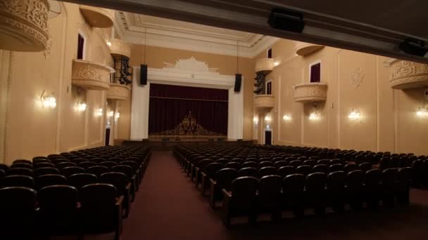 Salão de teatro com assentos vazios varandas e brilho vintage — Vídeo de Stock