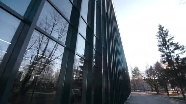 Movimiento pasado elegante edificio de oficinas con fachada de vidrio oscuro — Vídeos de Stock