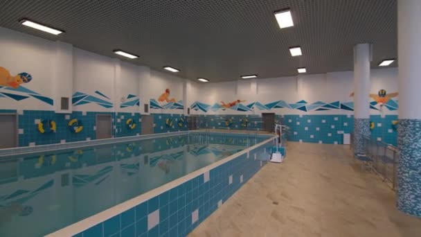 Swimming pool with clear water in hall with pictures — Stock Video