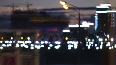 Gece şehrinde zarif kupa şekilli bina ve bokeh etkisi