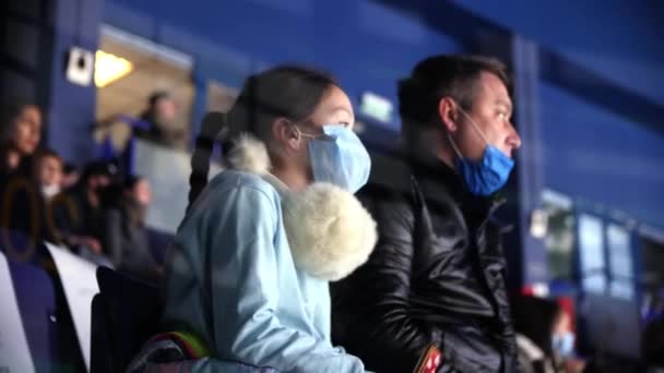 Kislány fülvédővel és maszk órák játék apa — Stock videók