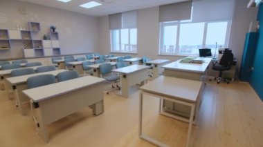Öğrenci sıraları ve öğretmen işyeri olan boş sınıf