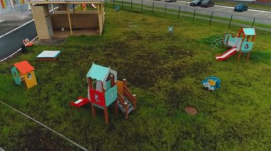 Adımları olan küçük ahşap bir ev ve çocuk parkında kayıyor.